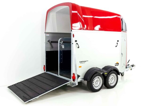 Van à chevaux Humbaur XANTHOS AERO 2400 | rouge | sellerie