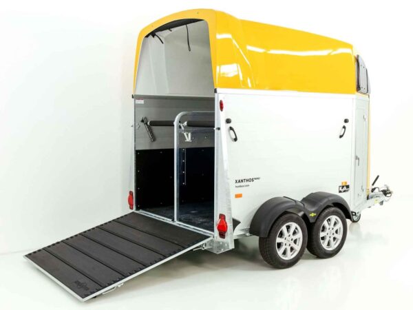 Remorque à chevaux Humbaur XANTHOS AERO 2400 | jaune | sellerie | jantes en aluminium