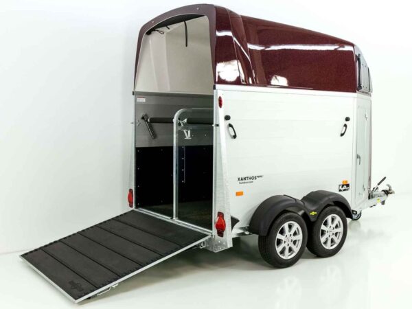 Remorque à chevaux Humbaur XANTHOS AERO 2400 | rouge violet | sellerie | jantes en alliage